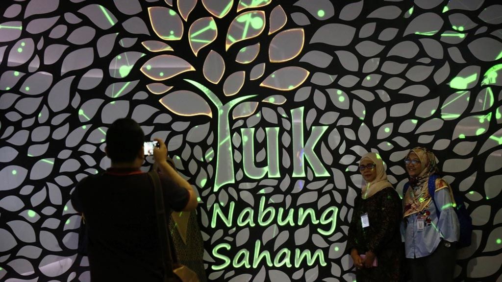 Pengunjung di galeri Yuk Nabung Saham di Bursa Efek Indonesia, Jakarta, Jumat (14/12/2018). 