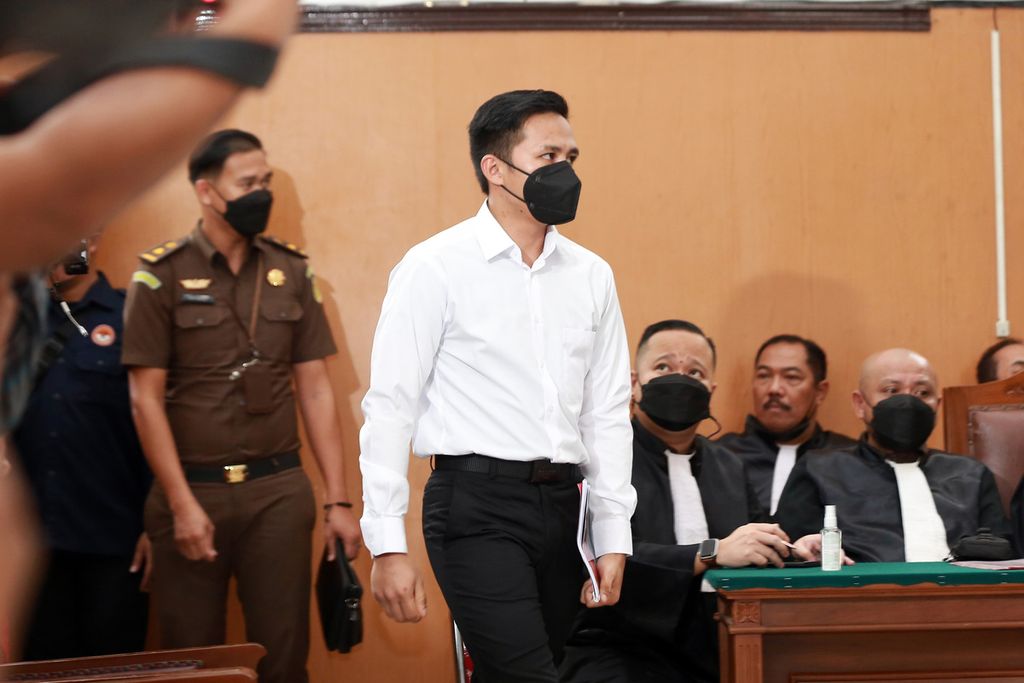 Terdakwa kasus pembunuhan Brigadir J (Nofriansyah Yosua Hutabarat), Richard Eliezer, berjalan memasuki ruang sidang Pengadilan Negeri Jakarta Selatan, Selasa (18/10/2022). 