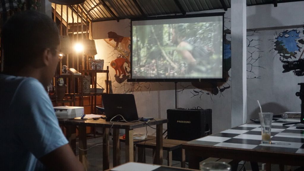 Salah satu film yang diputar dalam <i>roadshow</i> Borneo Environment Film Festival (BEFF) 2019 dengan judul Menplak Diam untuk Hutan yang dibuat oleh komunitas Himba Indonesia di Palangkaraya, Sabtu (23/6/2019).