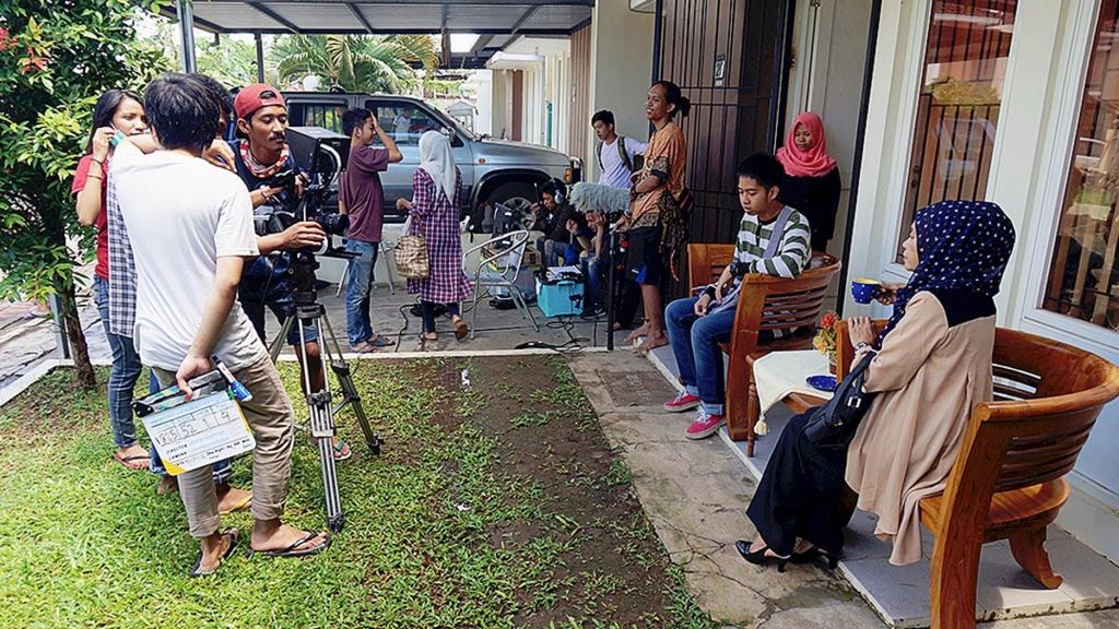 Suasana pengambilan gambar untuk syuting film Cindolo na Tape (Cinta), di Tanjung Bunga, Makassar, Sulawesi Selatan, Rabu (15/2). Industri film di Makassar sedang bergeliat beebrapa tahun terakhir. Puluhan rumah produksi, belasan judul film, sejumlah sineas muda, dan miliaran rupiah lahir dari industri kreatif ini.