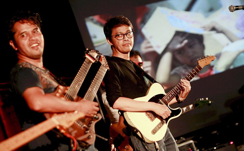 Aksi gitaris I Wayan Balawan dan Tohpati saat konser Gitaris Indonesia Peduli Negeri di Bentara Budaya Jakarta, Jakarta, Kamis (11/10/2018) malam. Konser ini berhasil menggalang dana miliaran rupiah untuk donasi kepada korban gempa dan tsunami di Palu dan Donggala.