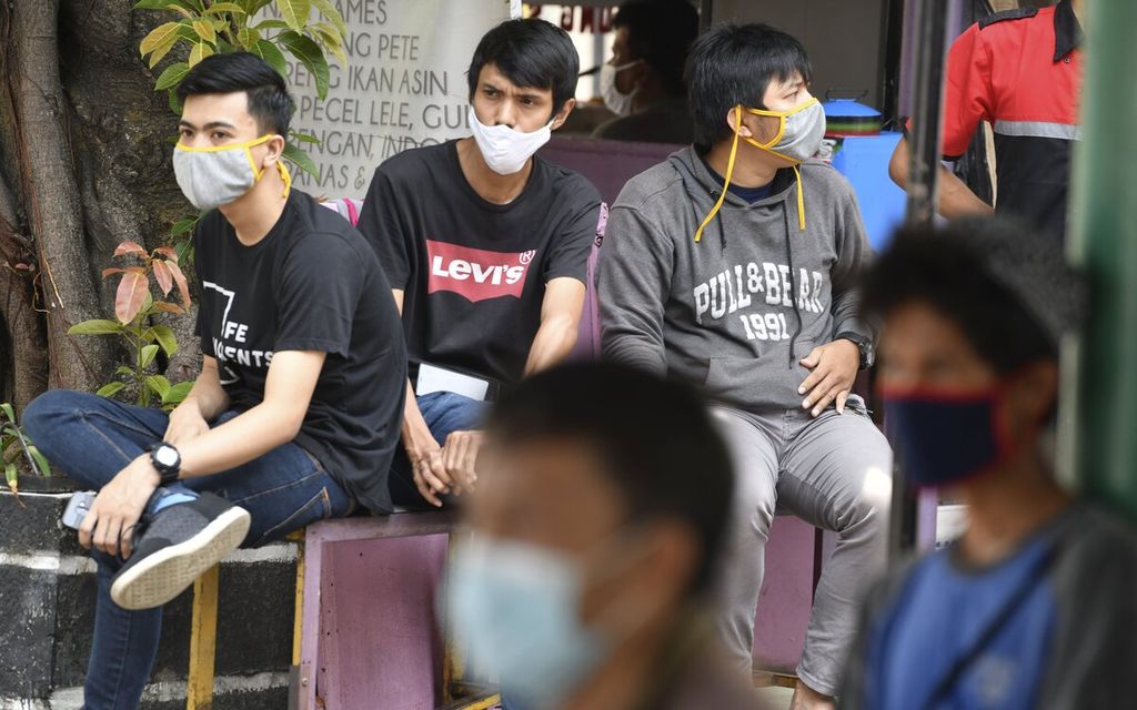 Warga mengenakan masker di Jakarta, April 2020.