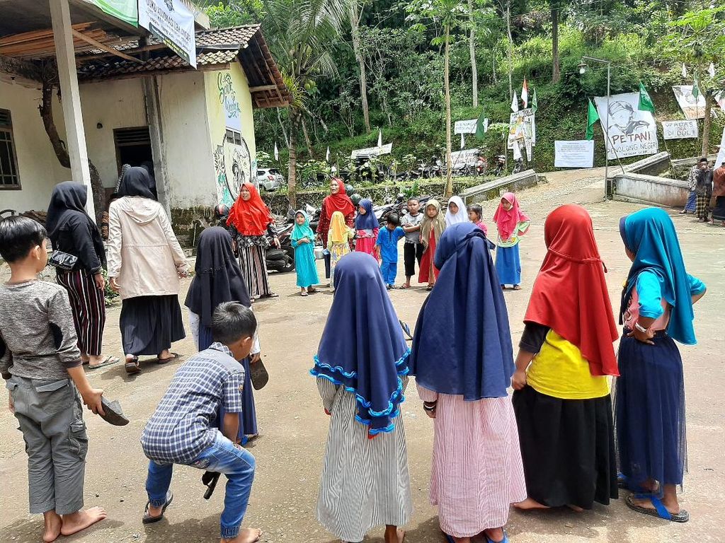 Anak-anak Desa Wadas, Kecamatan Bener, bermain bersama, sebagai bagian dari kegiatan trauma healing yang dilakukan sejumlah relawan, di halaman masjid Nurul Huda di Desa Wadas (14/2/2022).