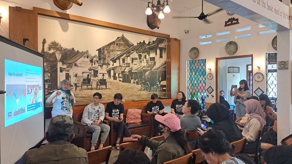 Aliansi Zero Waste Indonesia menggelar diskusi dengan tema "Mencapai Target Nol Sampah Nol Emisi Pengelolaan Sampah" dalam memperingati Hari Peduli Sampah Nasional (HPSN) 2023 di Bakoel Coffee, Menteng, Jakarta Pusat, Senin (6/3/2023).