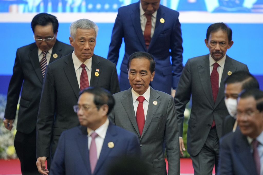 Presiden Joko Widodo (tengah) berjalan turun dari panggung bersama para pemimpin negara-negara anggota ASEAN setelah upacara pembukaan KTT Ke-40 dan 41 ASEAN di Phnom Penh, Kamboja, 11 November 2022. 