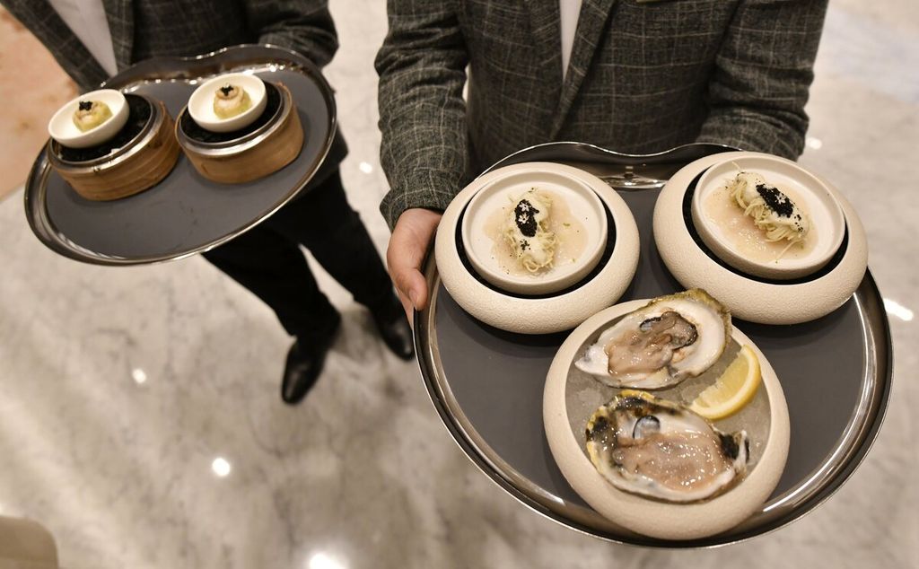 Hidangan pembuka terdiri dari <i>oyster </i>dan <i>angel hair pasta, caviar, scallop</i> (kanan) serta siumai isian lobster dan ayam dengan<i> foie gras </i>dan<i> caviar </i>di Hotel The St Regis Jakarta 