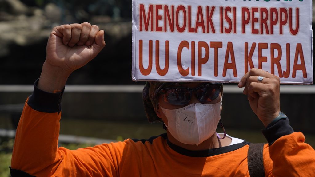 Kader dan simpatisan Partai Buruh aksi unjuk rasa di sekitar Patung Kuda Arjuna Wiwaha, Jakarta Pusat, Sabtu (14/1/2022). Presiden Partai Buruh Said Iqbal dalam orasi politiknya mengusung 10 tuntutan, antara lain penolakan terhadap Perppu No 2 Tahun 2022 tentang Cipta Kerja. 
