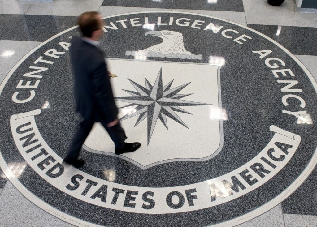 Dalam foto dokumentasi yang diambil pada 13 Agustus 2008 tampak seorang pria berjalan di atas tanda Central Intelligence Agency (CIA) di lobi Markas CIA di Langley, Virginia.