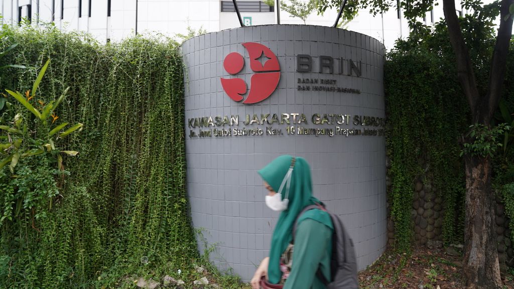 Karyawan melintasi Gedung Badan Riset dan Inovasi Nasional (BRIN) di Jakarta, Jumat (25/11/2022). 
