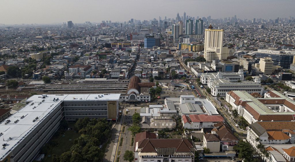 Foto udara Stasiun Jakarta Kota atau di kawasan Kota Tua, Jakarta, Sabtu (24/9/2022). Kawasan Kota Tua ditetapkan sebagai zona bebas emisi atau <i>low emission zone</i> (LEZ) pada awal tahun 2021.