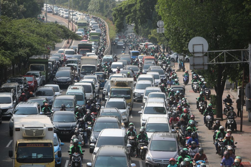 Antrean kendaraan menyemut di dua arah saat jam berangkat kerja di Jalan KH Abdullah Syafei, Tebet, Jakarta Selatan, Selasa (18/6/2019). Jakarta masih menempati posisi ke-7 sebagai kota termacet di dunia versi TomTom Traffic Index. Meski membaik dibandingkan tahun sebelumnya, peningkatan kualitas angkutan umum masih dibutuhkan untuk memperlancar perjalanan warga. Setahun sebelumnya, Jakarta di posisi ke-4 dari 390 kota.