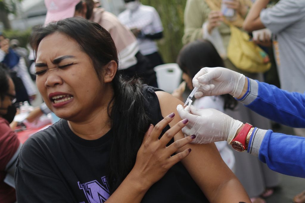Warga menjalani vaksinasi Covid-19 di kawasan Bundaran HI, Jakarta, Minggu (31/7/2022).