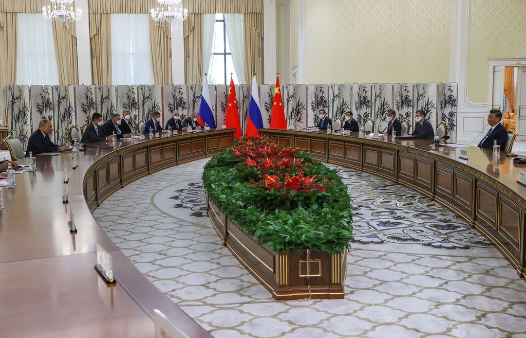 Presiden Rusia Vladimir Putin (kiri) bertemu dengan Presiden China Xi jinping (kanan) di sela-sela acara KTT Organisasi Kerja Sama Shanghai (SCO) di Samarkand, Uzbekistan, 15 September 2022. 
