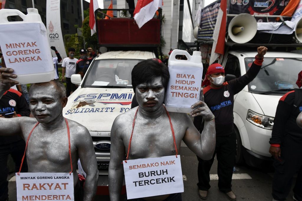 Unjuk rasa memprotes kenaikan harga minyak goreng dan bahan pokok berlangsung di depan  Kementerian Perdagangan di Jakarta, Selasa (22/3/2022). 