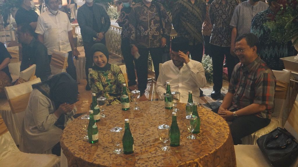 Ketua MK Anwar Usman (kedua dari kanan) dan Idayati (kedua dari kiri) dalam gladi bersih acara pernikahan keduanya di Graha Sabha Buana, Surakarta, Jateng, Rabu (25/5/2022). Acara digelar dengan protokol ketat.