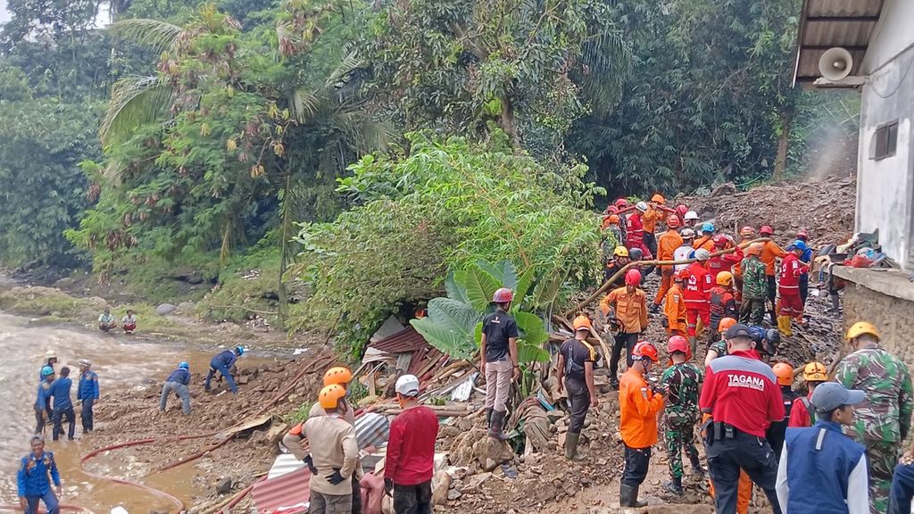 Tim SAR gabungan masih mencari empat korban yang tertimbun longsor Kamis (16/9/2023), di Kampung Sirna Sari, Kelurahan Empang, Bogor Selatan, Kota Bogor, Jawa Barat.