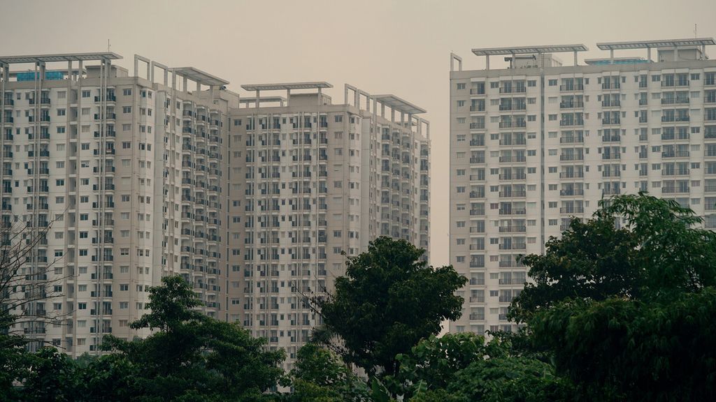 Hunian apartemen di kawasan Cawang, Jakarta Timur, Kamis (30/12/2021). Apartemen yang letaknya strategis di pusat kota dan dekat dengan tempat kerja masih menjadi pilihan kaum urban. Kemudahan dalam mobilitas dan aktivitas harian menjadi alasannya.