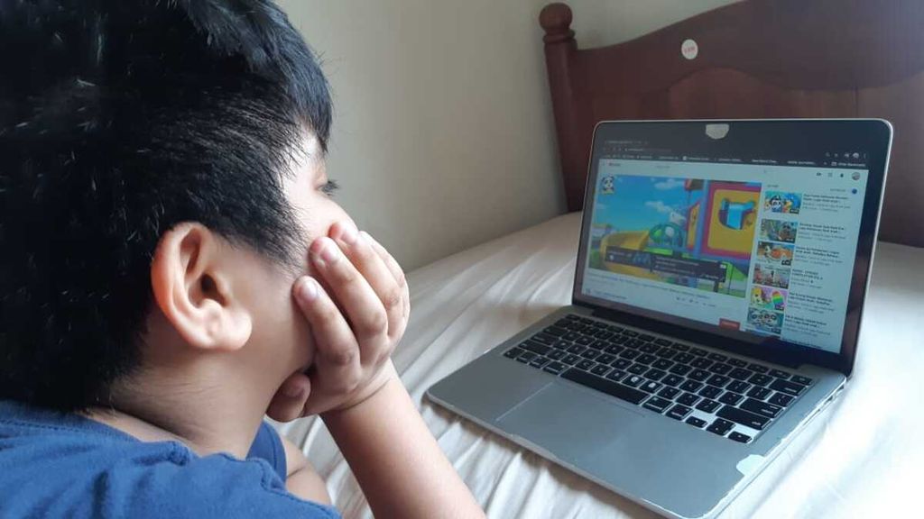 Anak laki-laki menonton video kartun anak-anak di situs Youtube, di Tangerang Selatan, Selasa (4/8/2020).