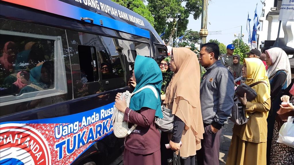Warga menukarkan uang baru pada layanan kas keliling Bank Indonesia di Banjarnegara, Jateng, Senin (20/5/2019).