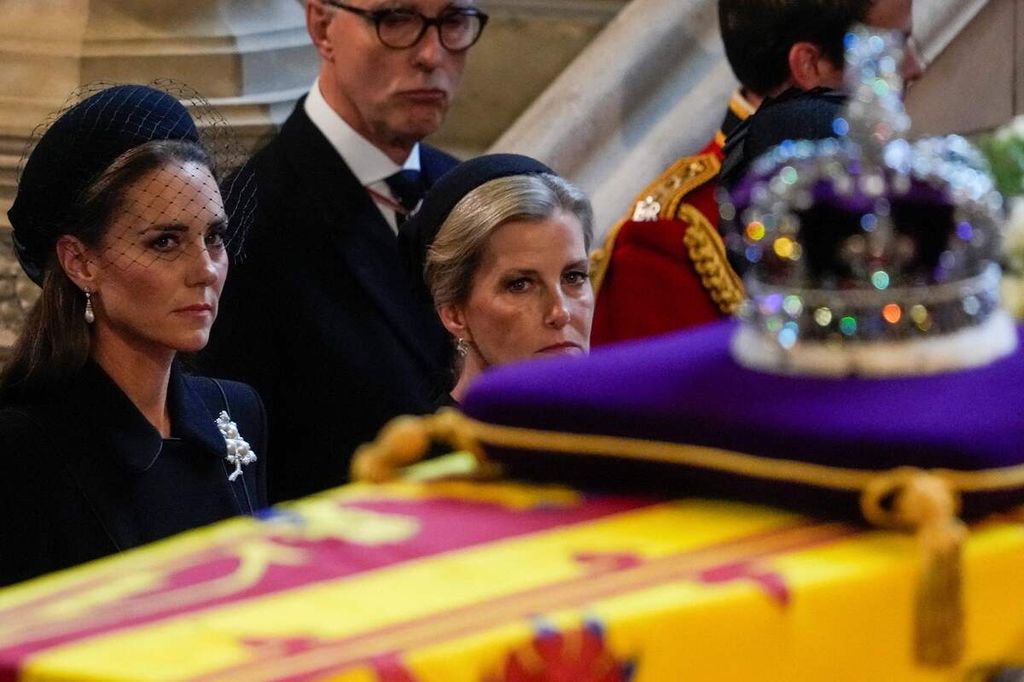 Putri Catherine, Princess of Wales (kiri), dan Putri Sophie, Countess of Wessex, mengamati peti jenazah mendiang Ratu Elizabeth II saat dibawa ke dalam Westminster Hall, London, Inggris, 14 September 2022. 