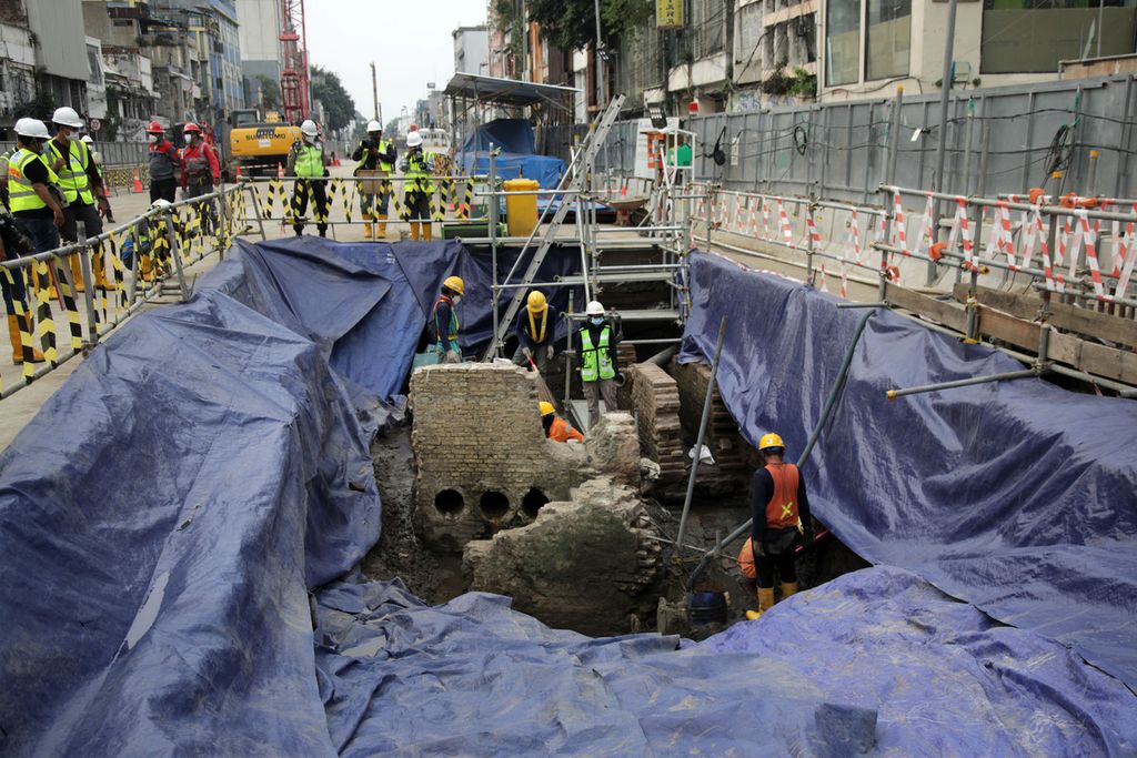 Pekerja membersihkan terakota berupa saluran air kuno Batavia di proyek pembangunan jalur MRT Jakarta fase 2A CP-203 di kawasan Glodok, Jakarta, Selasa (20/9/2022). 