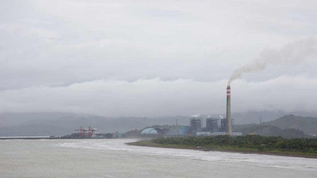 Exhaust smoke from the chimney of the West Java 2 Steam Power Plant or known as the Pelabuhan Ratu PLTU which is located at Cipatuguran Beach, Jayanti Village, Palabuhanratu, Sukabumi Regency, West Java, Wednesday (4/1/2023).