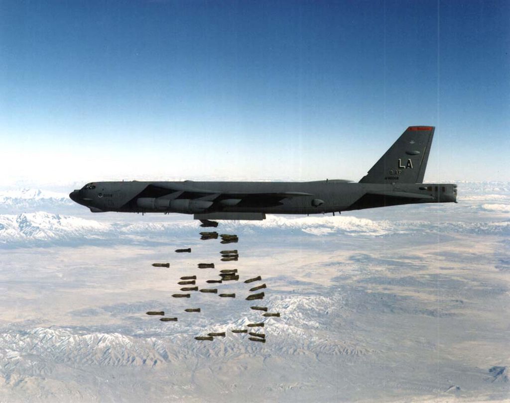 Pada gambar tanpa keterangan tanggal ini, pesawat Amerika Serikat B-52 Stratofortress menjatuhkan bom. Pada 7 Oktober 2021, Amerika Serikat dan Inggris melancarkan serangan udara dan rudal terhadap basis-basis komando, bandara, dan camp pelatihan di seantero Afghanistan menggunakan 50 rudal penjelajah dan puluhan pesawat perang.  