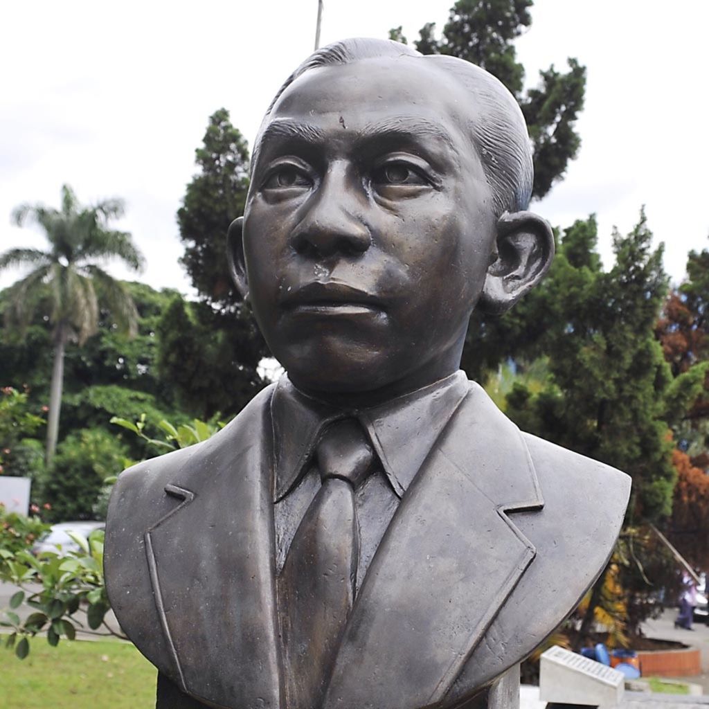 Patung Ismail Marzuki menghiasi halaman depan kompleks Taman Ismail Marzuki, Jakarta, tahun 2015.