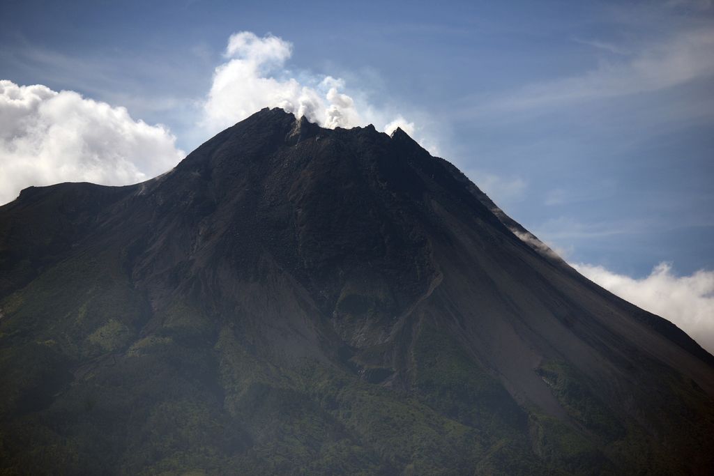 Gunung Merapi terlihat dari Kecamatan Sawangan, Magelang, Jawa Tengah, Jumat (19/3/2021). Gunung Merapi berstatus Siaga.