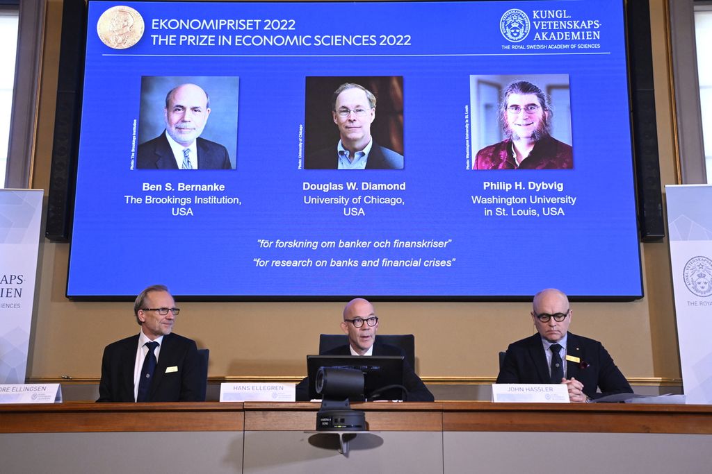 Secretary General of the Royal Swedish Academy of Sciences Hans Ellegren (tengah) mengumumkan peraih Nobel Ekonomi, yaitu Ben S Bernanke, Douglas W Diamond, dan Philip H Dybvig di Stockholm, Senin (10/10/2022). 