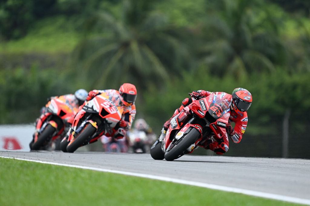 Pebalap Ducati Lenovo Francesco Bagnaia (kanan) dibayangi pebalap Repsol Honda Marc Marquez dalam sesi kualifikasi pertama MotoGP seri Malaysia di Sirkuit Internasional Sepang, Sabtu (22/10/2022). 