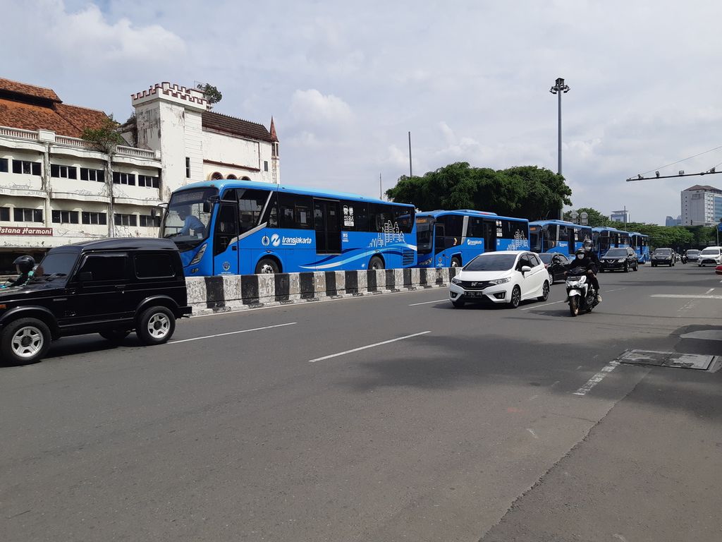 Bus Transjakarta tengah mengantre untuk memulai pengangkutan penumpang di Halte Transjakarta Harmoni, Jakarta Pusat, Senin (6/12/2021). 