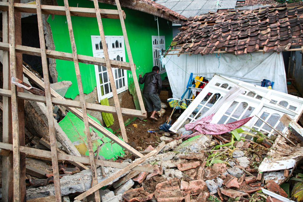 Warga memeriksa rumahnya yang porak poranda akibat gempa bumi di Desa Cijedil, Kecamatan Cugenang, Kabupaten Cianjur, Jawa Barat, Selasa (22/11/2022).