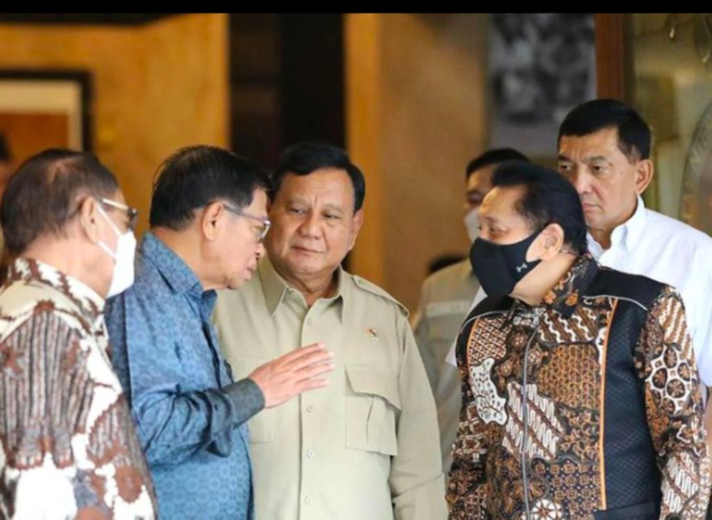 Menteri Pertahanan Prabowo Subianto (tengah) bertemu dengan sejumlah tokoh senior TNI, yaitu Endriartono Sutarto (kiri), Agum Gumelar (dua dari kiri), dan AM Hendropriyono (kanan) di kantor Kemhan, Jakarta (10/1/2022).
