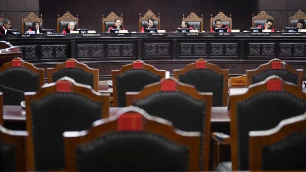 Sembilan hakim konstitusi dipimpin Ketua Mahkamah Konstitusi Anwar Usman (tengah) dalam salah satu sidang di Gedung Mahkamah Konstitusi, Jakarta, Kamis (28/11/2019). 
