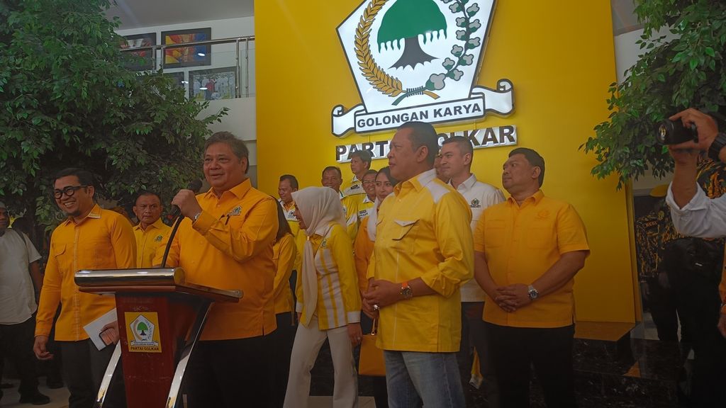 Ketua Umum Partai Golkar Airlangga Hartarto (kedua dari kiri) dalam konferensi pers seusai memberi arahan pada bakal calon legislatif dalam Pemilu 2024 di kompleks Dewan Pimpinan Pusat Golkar, Jakarta, Minggu (19/3/2023). 