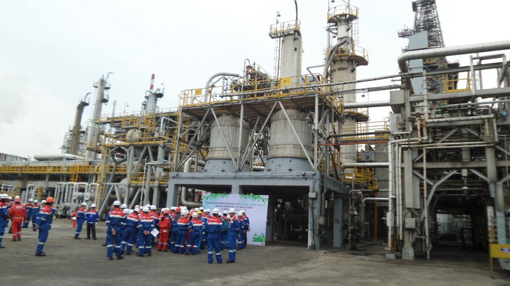 Rombongan meninjau kilang <i>co-processing green diesel</i> yang menggunakan katalis karya inovasi ITB-Pertamina di Refinery Unit II Pertamina Dumai, Riau, Kamis (16/5/2019).