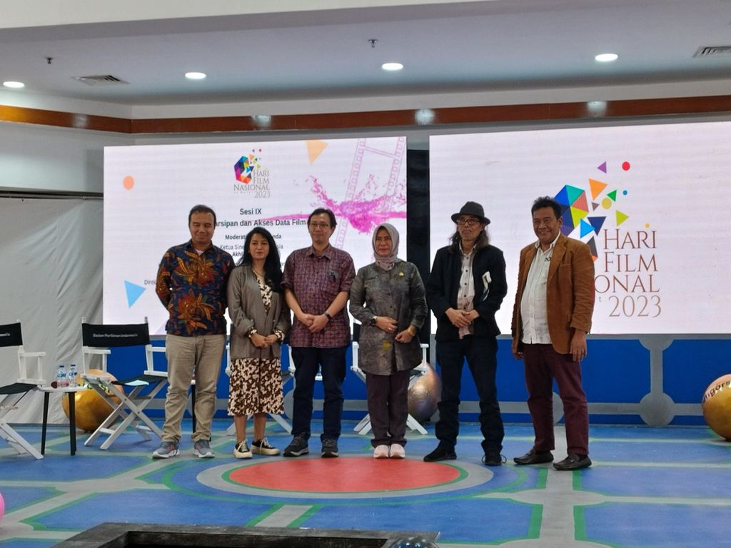 Para pembicara berfoto seusai diskusi bertajuk Pengarsipan dan Akses Data Film dalam rangkaian kegiatan Bulan Film Nasional, Maret 2023, yang diadakan oleh Badan Perfilman Indonesia di Gedung Film, Jakarta, Kamis (9/3/2023).