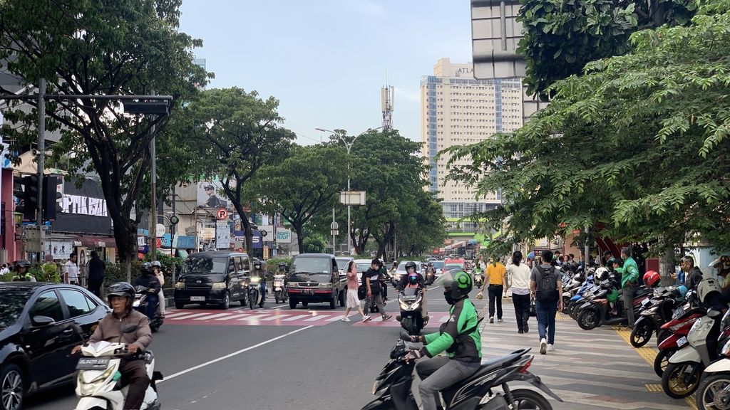 Situasi lalu lintas menjelang waktu berbuka puasa di Jalan Margonda Raya tepat di depan akses masuk Stasiun Pondok Cina, Depok, Jawa Barat, Kamis (23/3/2023).