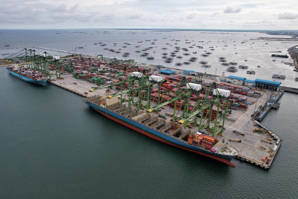 Aktivitas bongkar muat peti kemas ke dalam kapal barang di terminal peti kemas New Priok Container Terminal (NPCT) 1, Jakarta Utara, Kamis (10/11/2022). Kinerja investasi dan kinerja ekspor yang tumbuh 21,64 persen dengan kontribusi 26,23 persen menjadi salah satu pendukung tingginya pertumbuhan ekonomi Indonesia pada triwulan III-2022 yaitu 5,72 persen secara tahunan. 