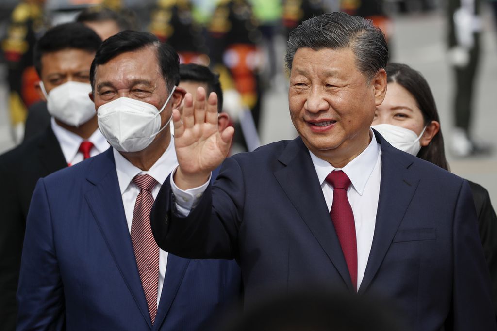 Presiden China Xi Jinping melambaikan tangan setelah turun dari pesawat di Bandar Udara Internasional Ngurah Rai, Bali, Senin (14/11/2022), untuk menghadiri KTT G20. 