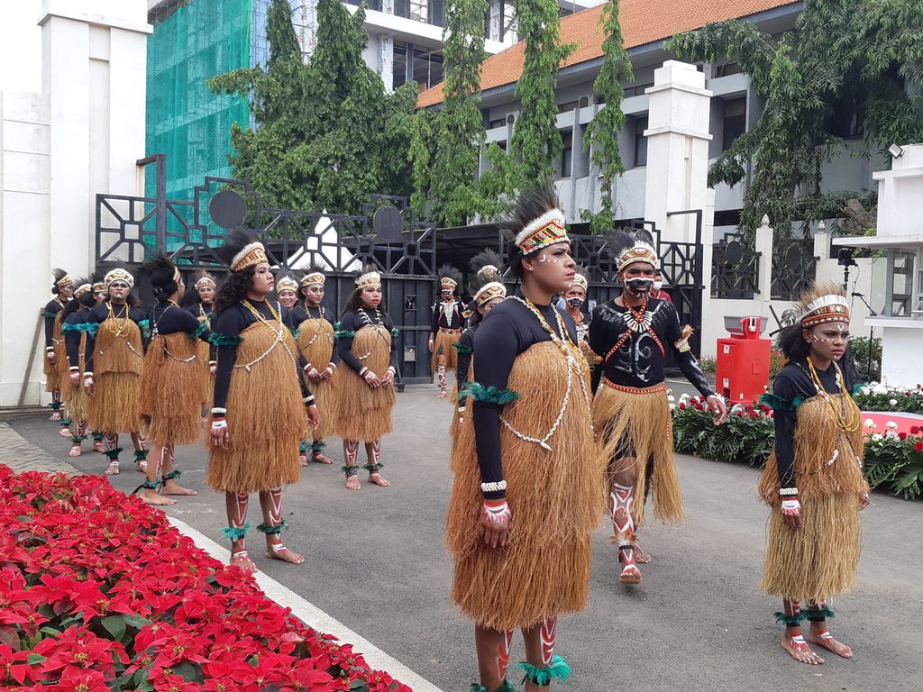 Kelompok mahasiswa dari Provinsi Papua bersiap menyambut kedatangan Presiden Joko Widodo dalam acara peresmian Asrama Mahasiswa Nusantara di Surabaya, Rabu (29/11/2022) 