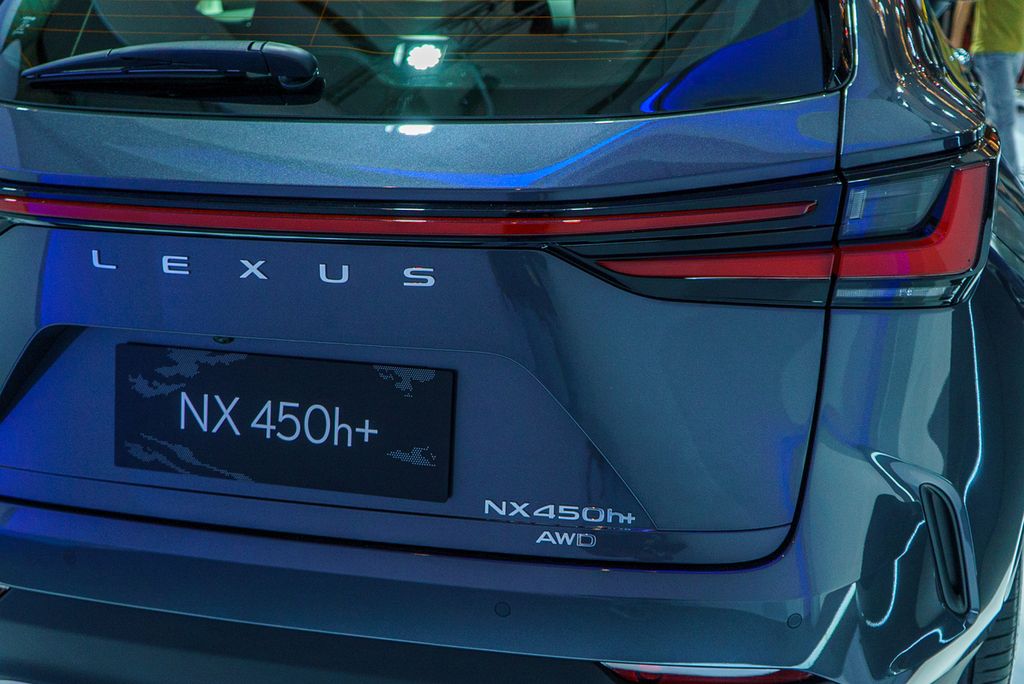 Tampilan bodi belakang Lexus NX 450h+ yang merupakan salah satu varian All New Lexus NX berteknologi PHEV dipamerkan di Gaikindo Jakarta Auto Week (GJAW) 2022 di Jakarta Convention Center, Senayan, Jakarta Pusat, Sabtu (12/03/2022) hingga Minggu (20/03/2022). 