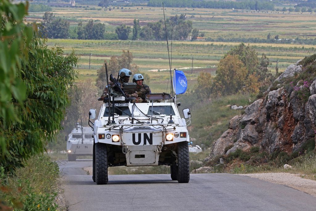 Pasukan penjaga perdamaian sementara dari Perserikatan Bangsa-Bangsa dii Lebanon (UNIFIL) sedang berpatroli di Khiam, Lebanon, yang berbatasan dengan kota Metula, Israel, pada 21 Mei 2023.