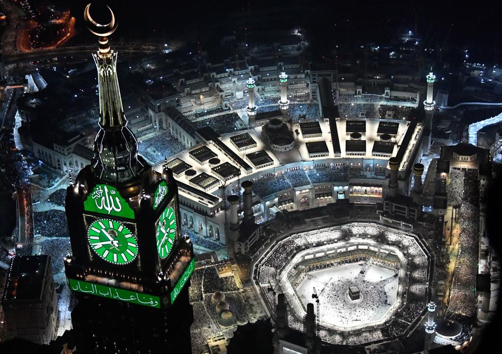 Pemandangan dari udara terhadap Ka'bah di Masjidil Haram, Mekkah, Arab Saudi, Jumat (29/4/2022). 