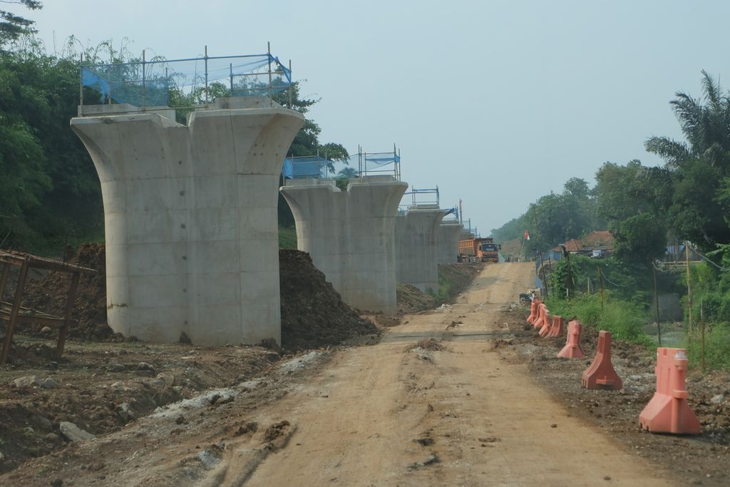 Truk pengangkut tanah bersiap masuk ke area proyek Kereta Cepat Jakarta-Bandung di Kecamatan Jatiluhur, Kabupaten Purwakarta, Jawa Barat, Selasa (8/3/2022).