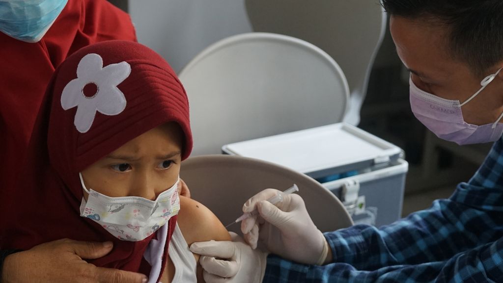 Seorang siswa SD Negeri 2 Palembang, Sumatera Selatan, menjalani vaksinasi anak usia 6-11 tahun, Jumat (14/1/2022). Vaksinasi ini penting untuk mengurangi risiko tertular Covid-19 atau menekan angka kematian dan kesakitan akibat terjangkit.