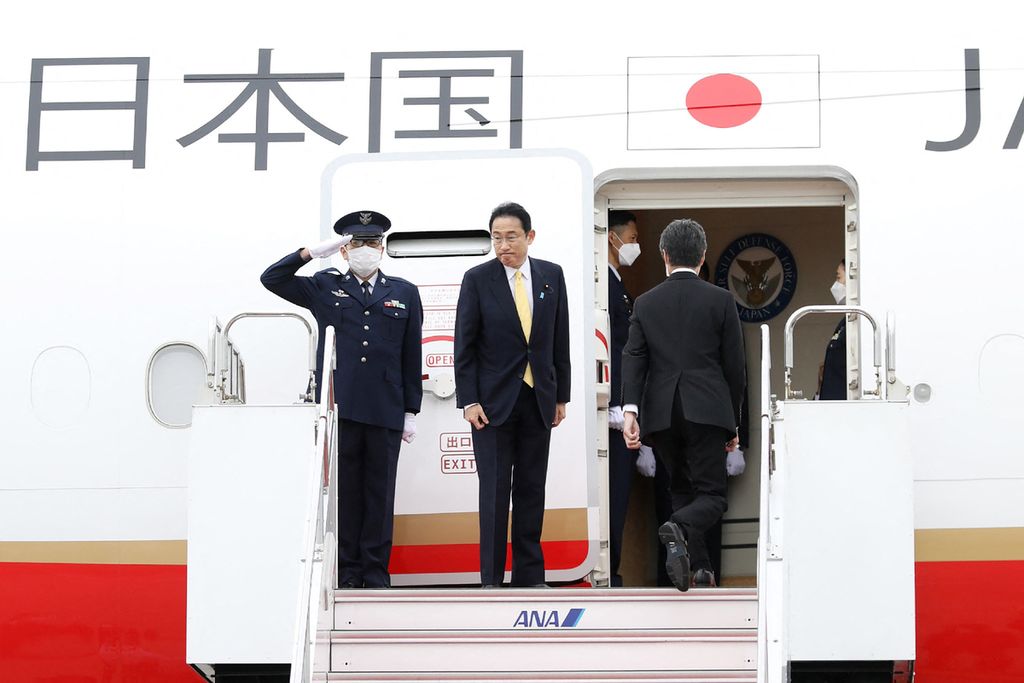 Perdana Menteri Jepang Fumio Kishida (tengah) bersiap memasuki pesawat dalam penerbangan menuju Indonesia di Bandar Udara Internasional Haneda, Tokyo, Jepang, Jumat (29/4/2022). 