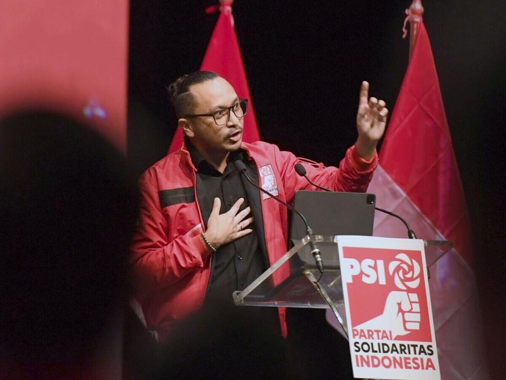 Ketua Umum PSI Giring Ganesha dalam Peringatan HUT Ke-7 Partai Solidaritas Indonesia (PSI) di The Ballroom Djakarta Theater Building, Jakarta, 22 Desember 2021.