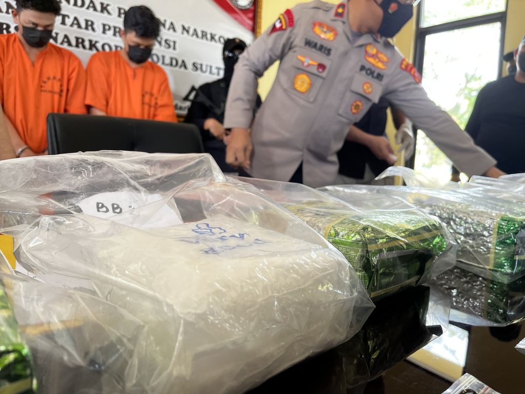 Tim dari Polda Sultra menangkap dua mahasiswa pengedar sabu yang masuk dalam jaringan internasional di Kendari, Sulawesi Tenggara, seperti ditunjukkan pada Jumat (5/8/2022). Sebanyak 5,2 kilogram sabu ditemukan dalam penangkapan ini. Namun, para pelaku mengaku telah mengedarkan 10 kilogram sabu beberapa pekan sebelumnya.